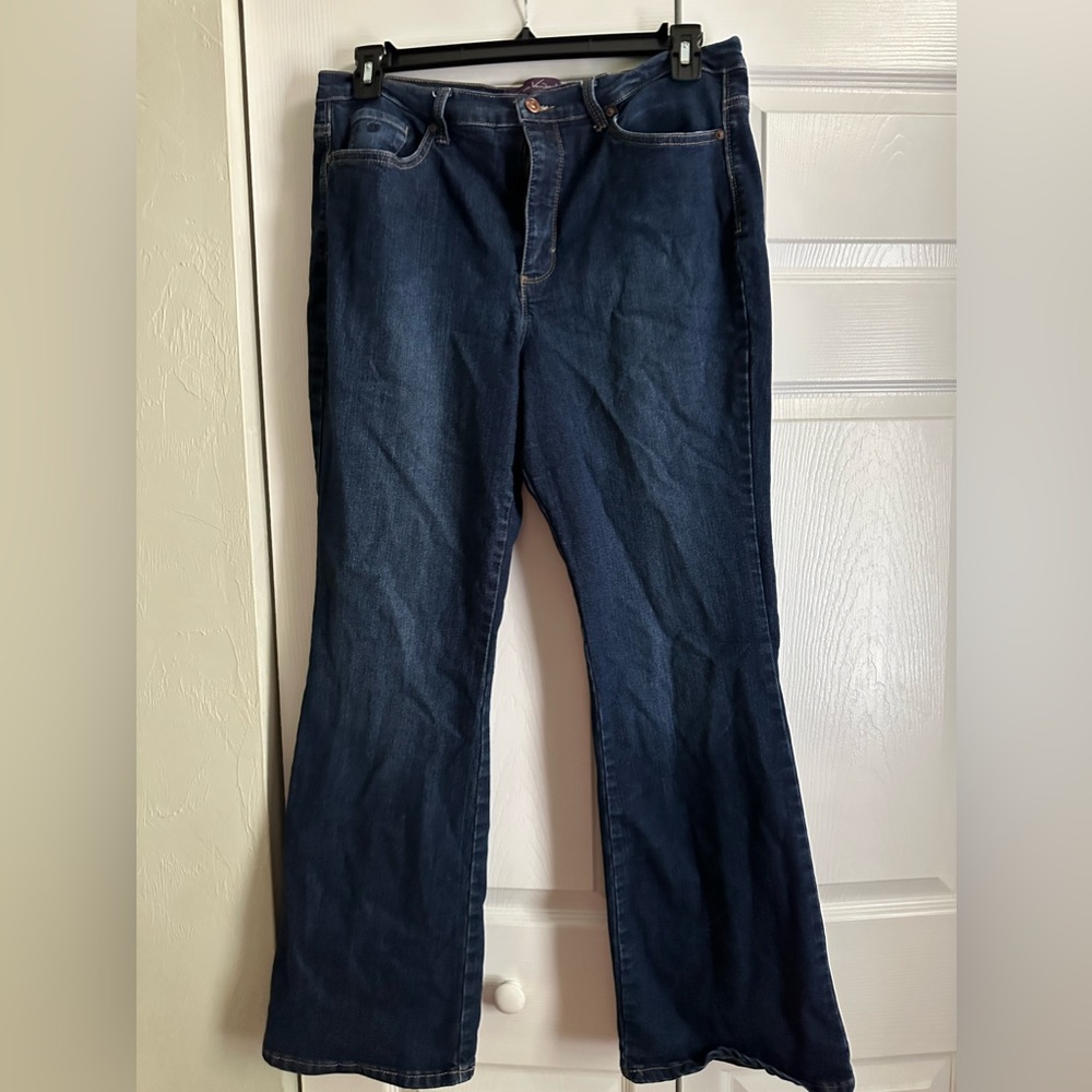 Women’s Gloria Vanderbilt jeans.